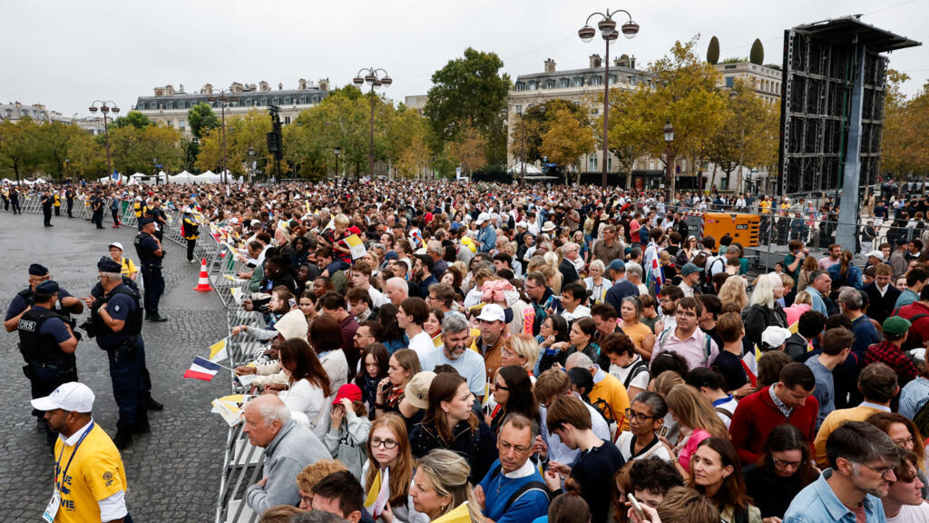 Hundreds of thousands turn out for Pope's popemobile parade along Champs-Élysées