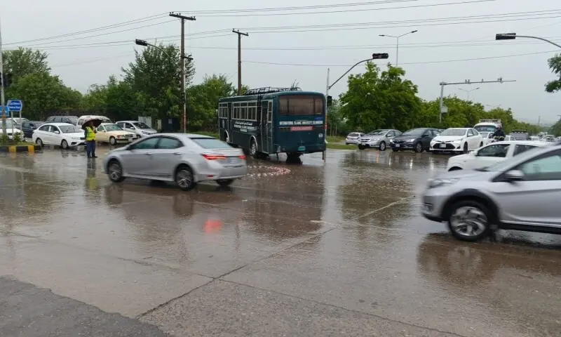 Heavy rain lashes twin cities as civic departments put on alert
