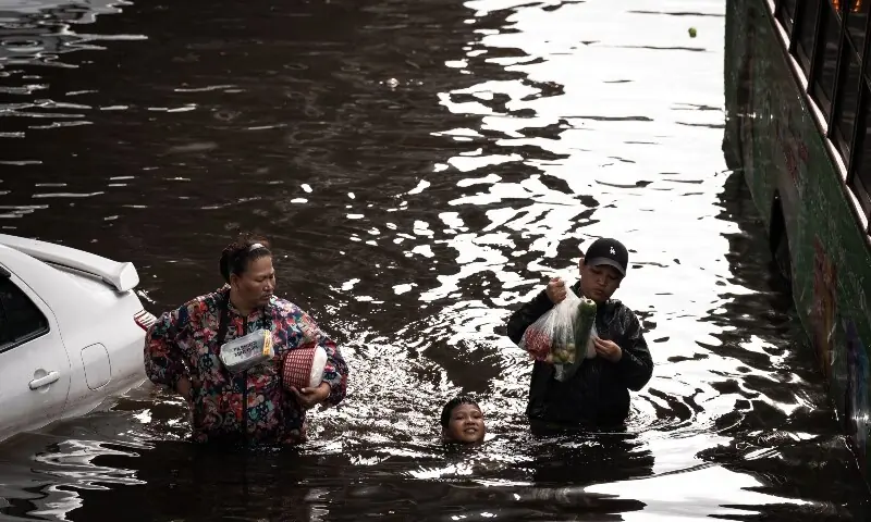 Bangkok floodwaters recede as Thai Airways battles baggage chaos