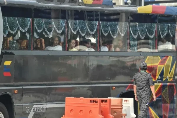 Malaysia starts sending Myanmar migrants home