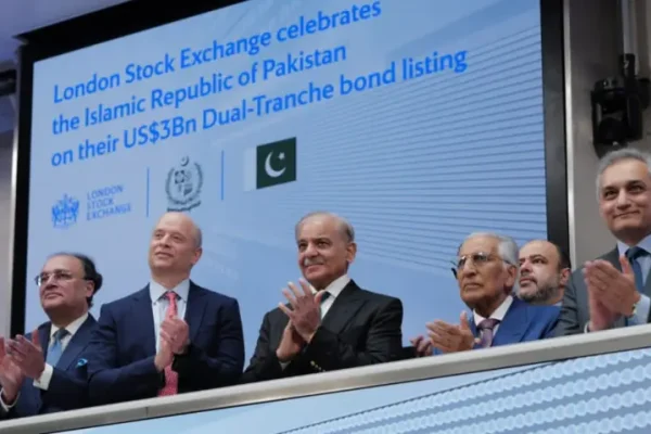 PM Shehbaz meets global financial firms in London, invites them to invest and expand services in Pakistan