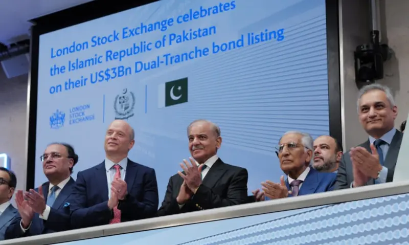 PM Shehbaz meets global financial firms in London, invites them to invest and expand services in Pakistan