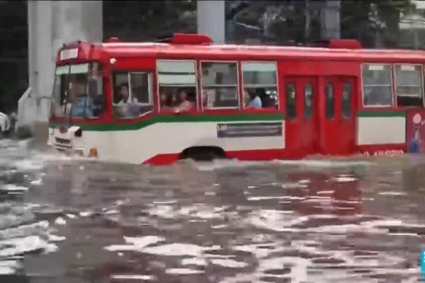 Thousands evacuated amid Bangkok floods
