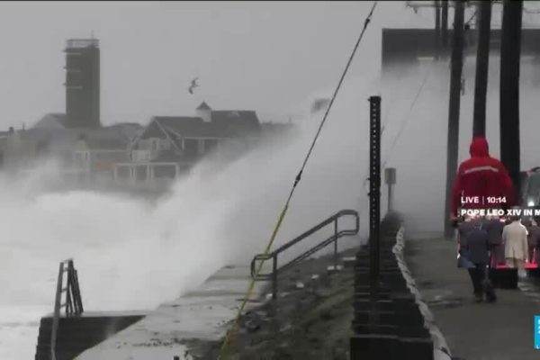 Powerful storm batters US northeast