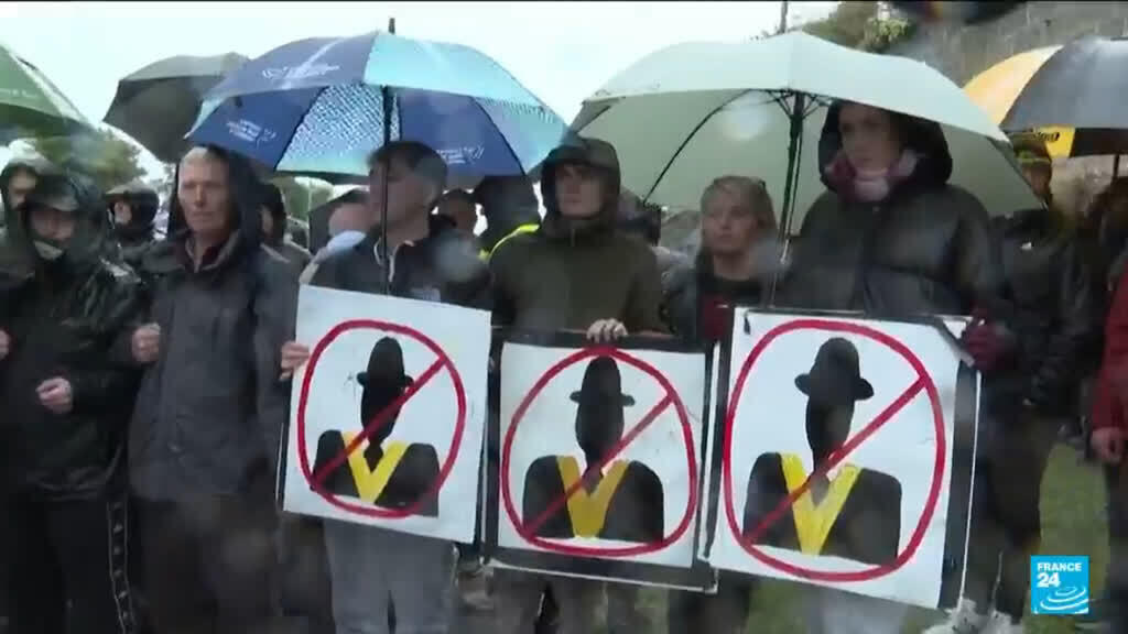 Controversial Northern Ireland Protestant parade hits stalemate amid fresh talks