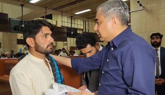 محسن نقوی کی کراچی ایئر پورٹ پر بیرونِ ملک جانیوالے مسافروں سے ملاقات
