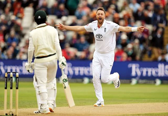 Pakistan on brink of heavy Test defeat