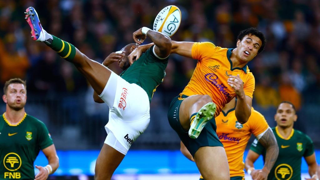 Australia finish with 11 men but hang on to beat South Africa in 'bizarre' Test
