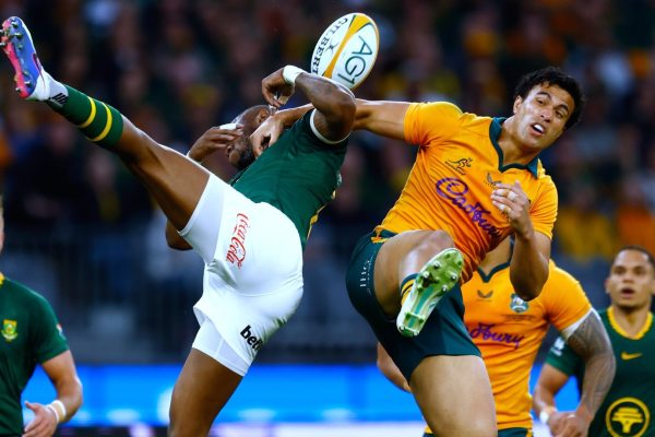 Australia finish with 11 men but hang on to beat South Africa in 'bizarre' Test