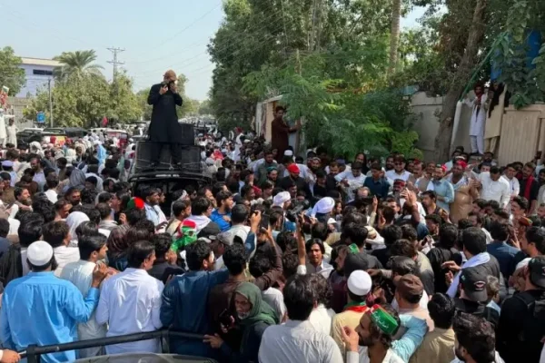Long march: PTI's convoy departs from DI Khan