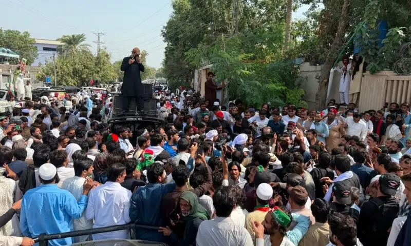 Long march: PTI's convoy departs from DI Khan