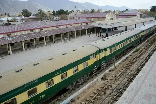 Train engine derails near Balochistan's Kuchlak
