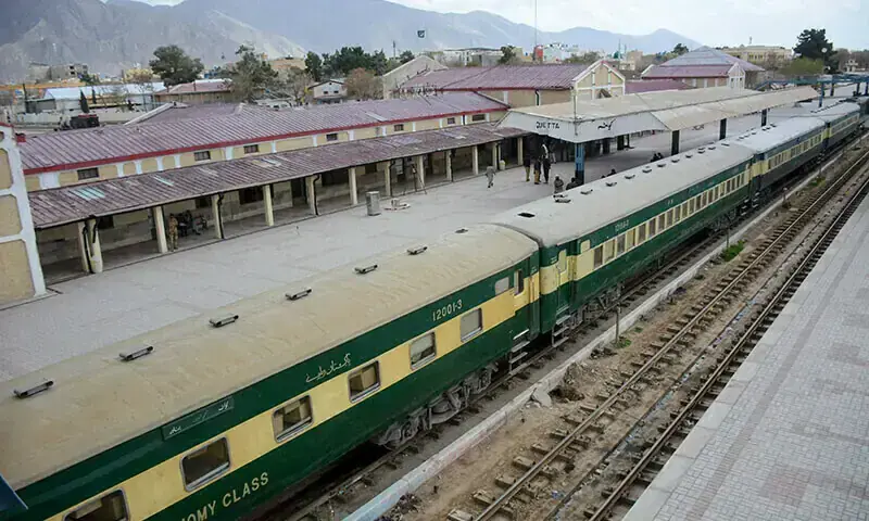 Train engine derails near Balochistan's Kuchlak