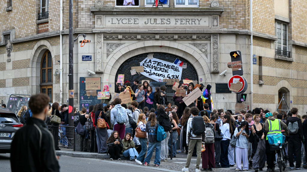 Live: Up to 500 schools to shut in France as student protests continue