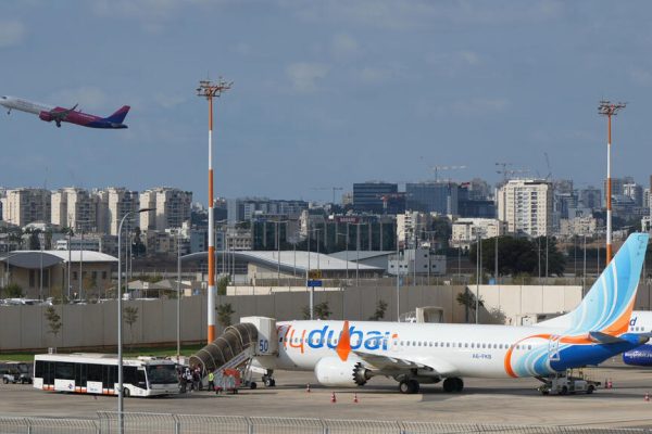 Who are the mystery pilots who successfully landed endangered Flydubai flight 1073?