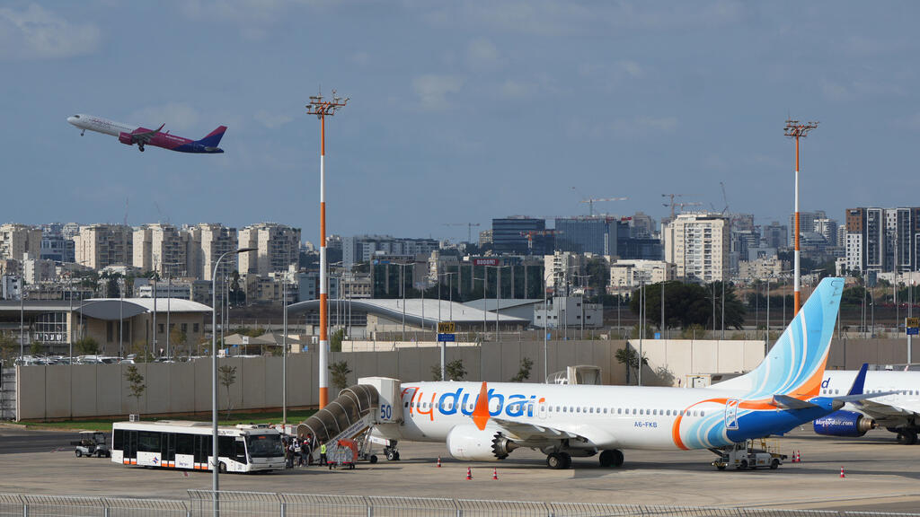 Who are the mystery pilots who successfully landed endangered Flydubai flight 1073?