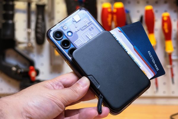This toolless modular lever-action wallet is the coolest I’ve stuck to my phone