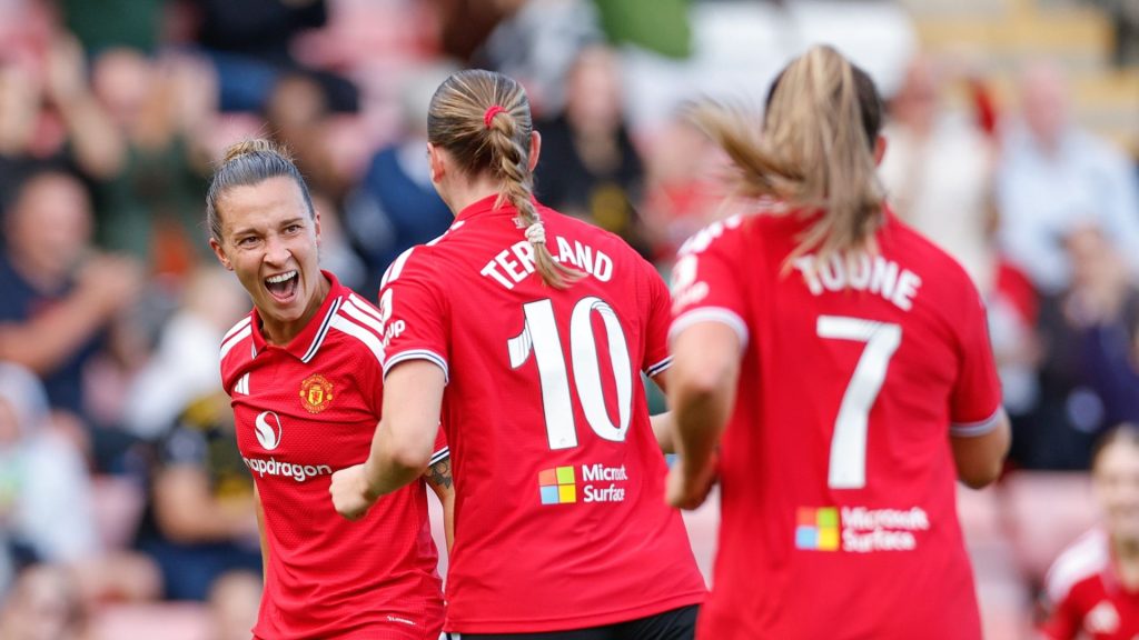 Superb Zigiotti chip keeps up Man Utd resurgence with Liverpool win